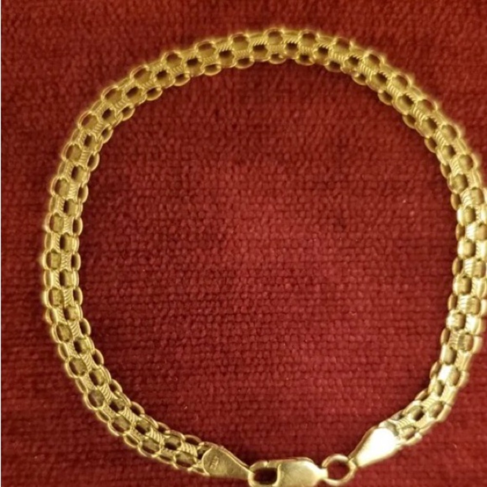 14k gold (not filled) 7” bracelet. Pre-owned, lobster-claw, in great condition.